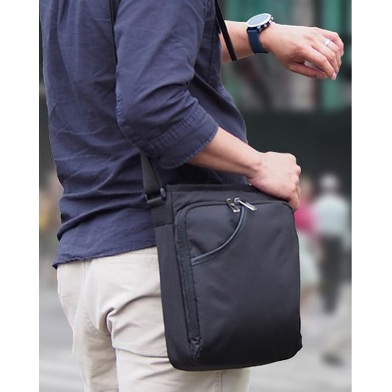 33748-01 軽量・撥水タブレット対応縦型ショルダーバッグ-クロ 平野鞄 横22cm  33748-01