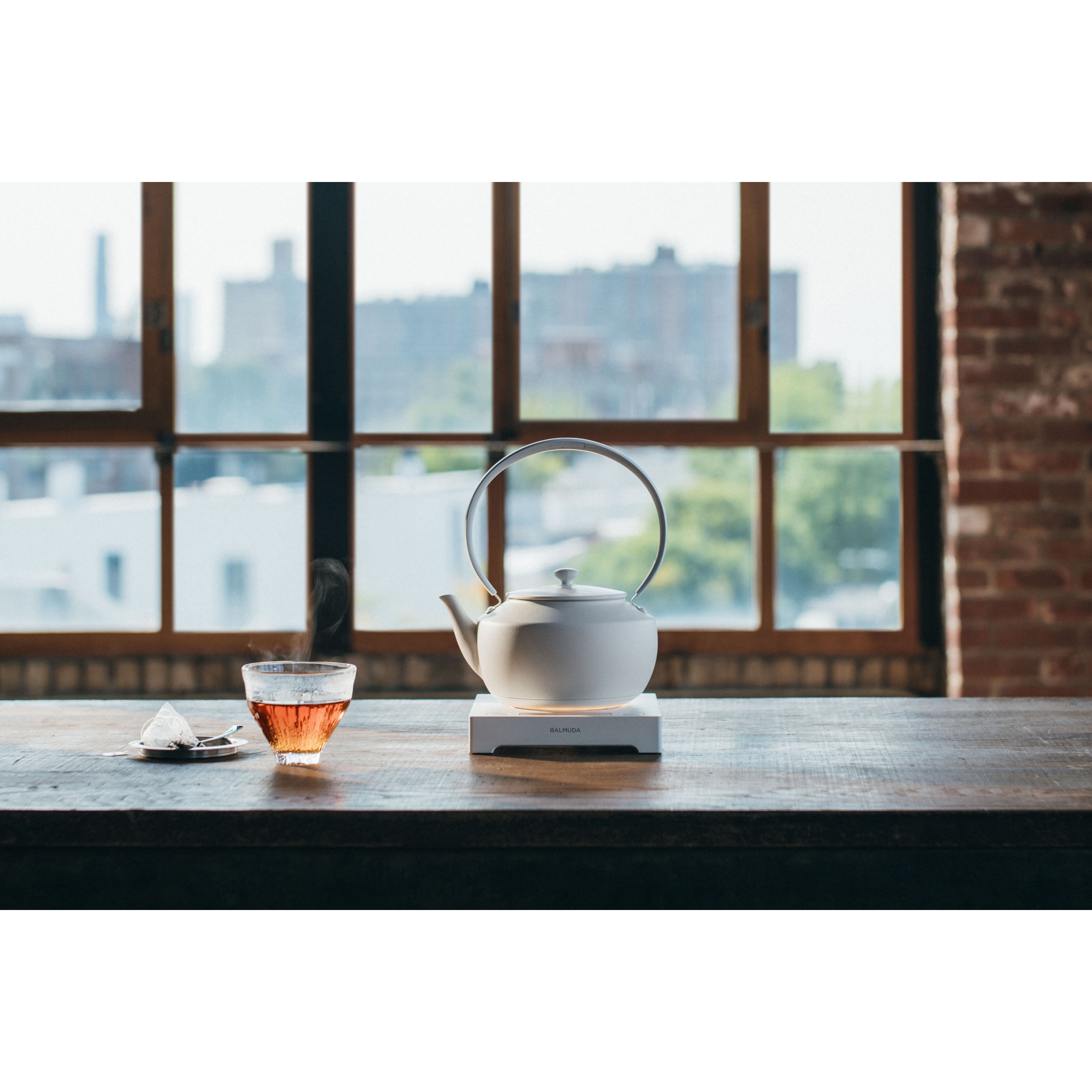 BALMUDA Moon Kettle ホワイト　KPT02JP-WH KPT02JP-WH MoonKettle 電気ケトル 1台 バルミューダ 【通販モノタロウ】