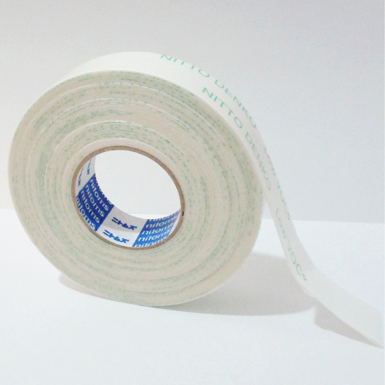 TT0001 エコロジカルはがせる両面テープ多用途用 ニトムズ 不織布基材 アクリル系(無溶剤) 白色 幅15mm長さ10m 1箱(100巻) TT0001