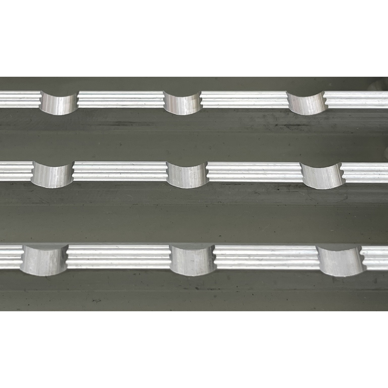 AGMR-400-H30-P15 アルミグレーチングますぶた細目ノンスリップ イズミ アルマイト処理仕上 ピッチ15mm 高さ30mm  AGMR-400-H30-P15