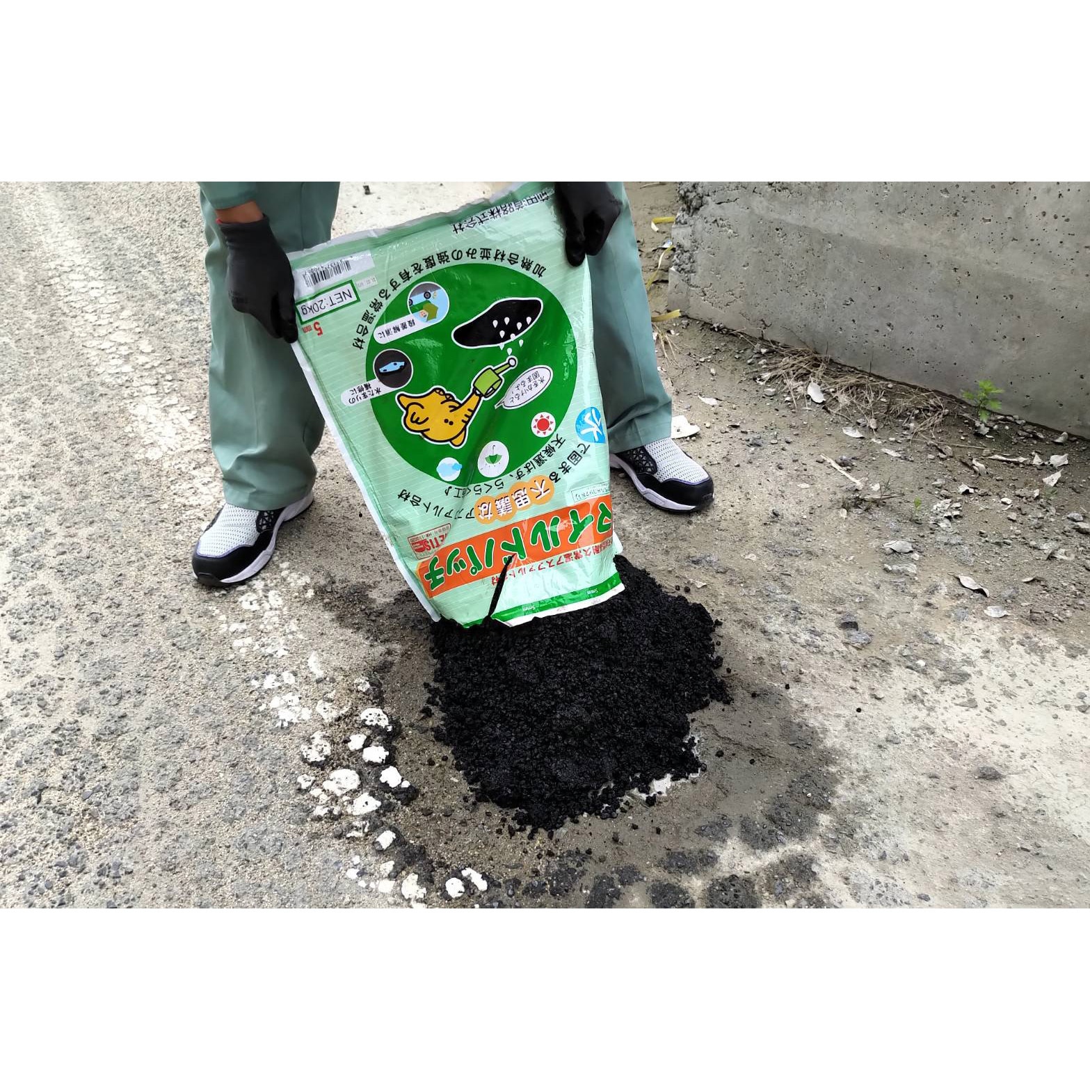 マイルドパッチ【20kg 】5m 30袋 Amazon.co.jp: 全天候型高耐久型常温アスファルト合材 マイルドパッチ