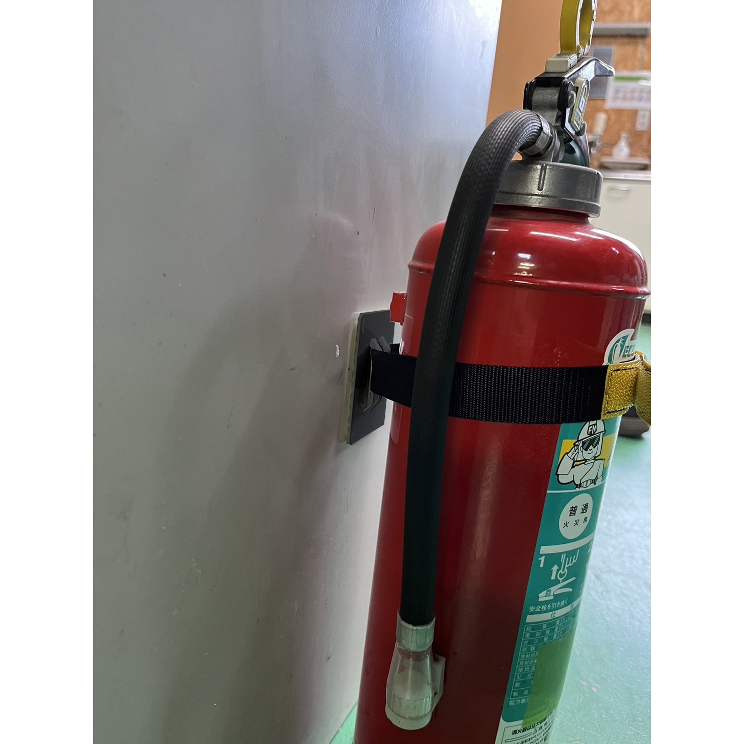 SK7-011 消火器ガード ティーエフサービス 消火器 20型まで対応