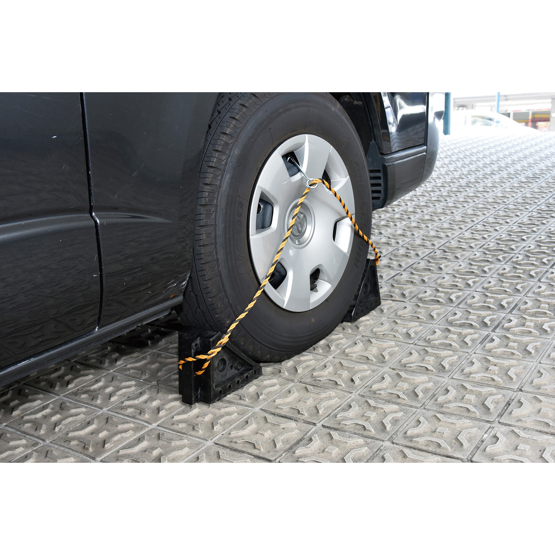 タイヤストッパー2 タイヤストッパー 乗用車用(2t車迄) 合成ゴム製 2個