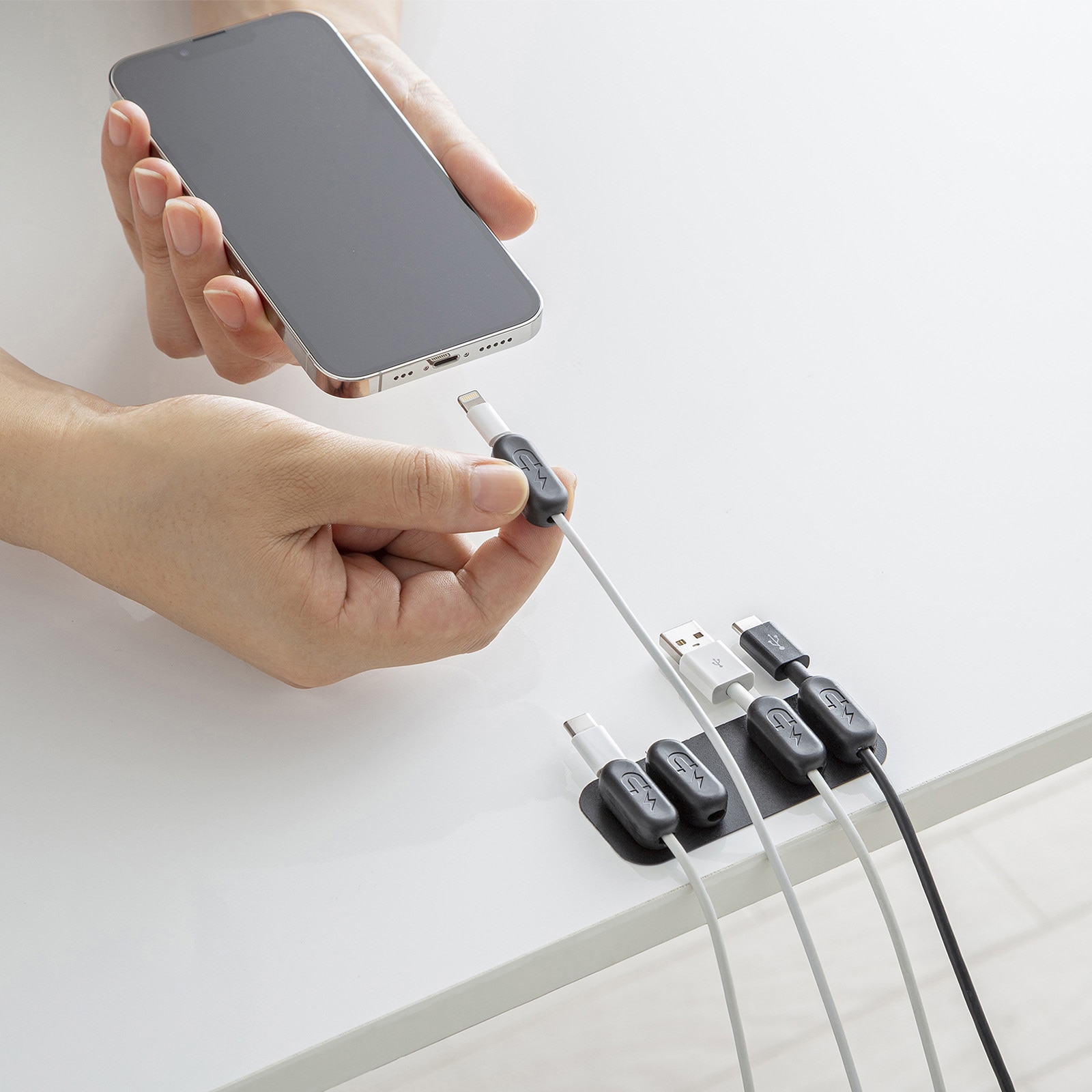 CA-515BK ケーブルホルダー サンワサプライ ブラック色 1個 CA-515BK