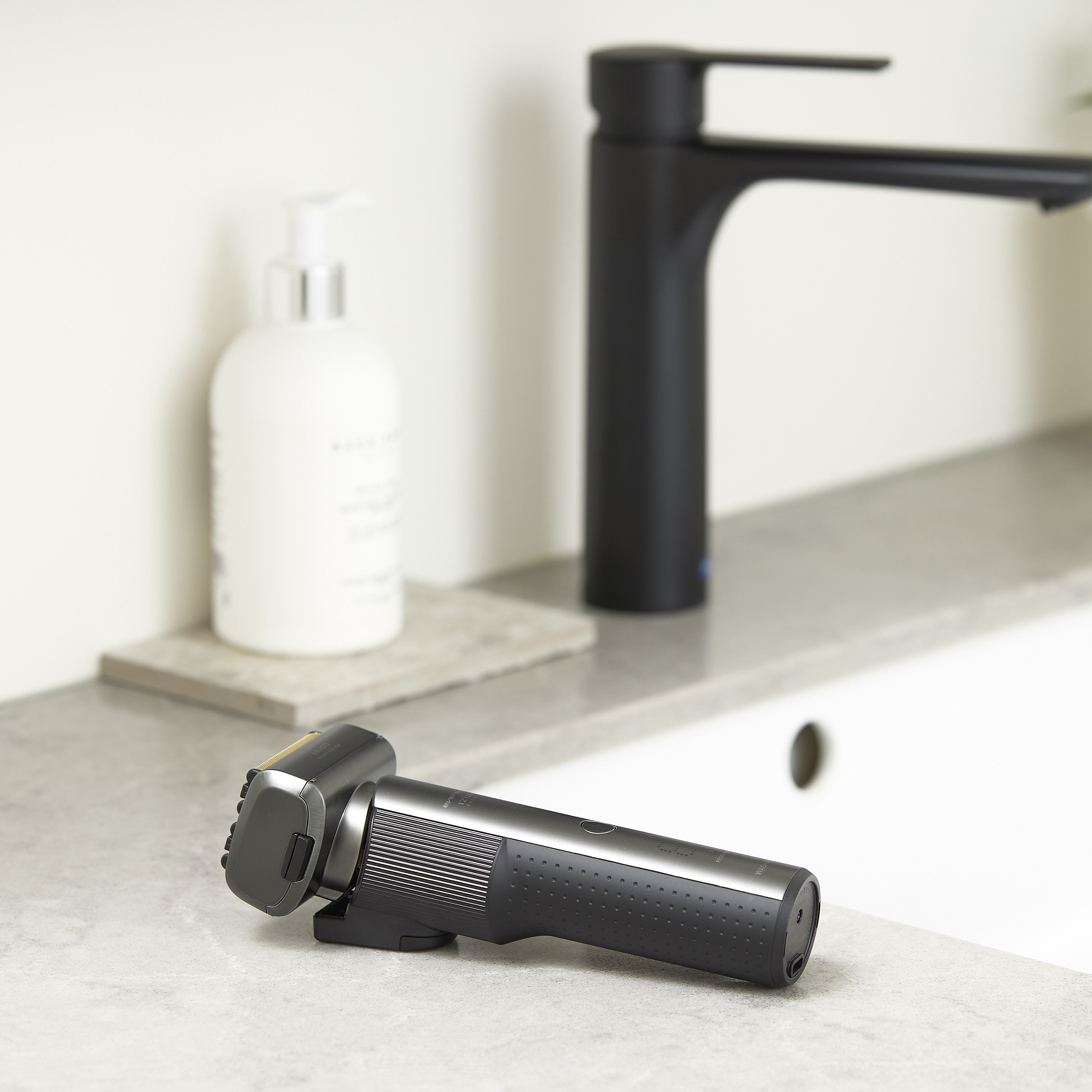 IZF-E863R-S シェーバー everedge IZUMI PREMIUM マクセルイズミ 本体