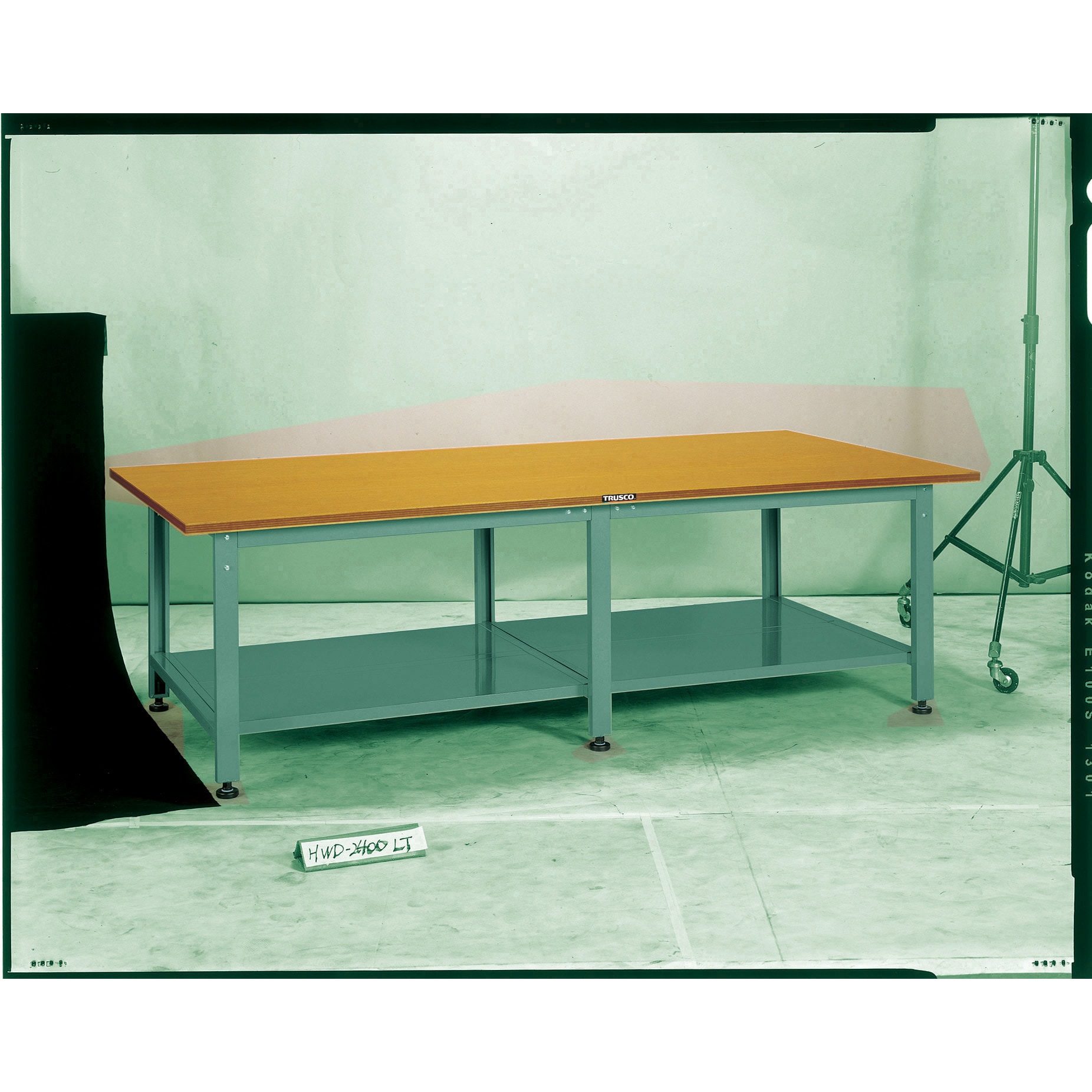 HWD-2400LT 大型中量作業台”HWD型” 下棚付 TRUSCO ダップ化粧製天板 荷重1500kg 間口2400mm奥行1200mm高さ740mm作業台