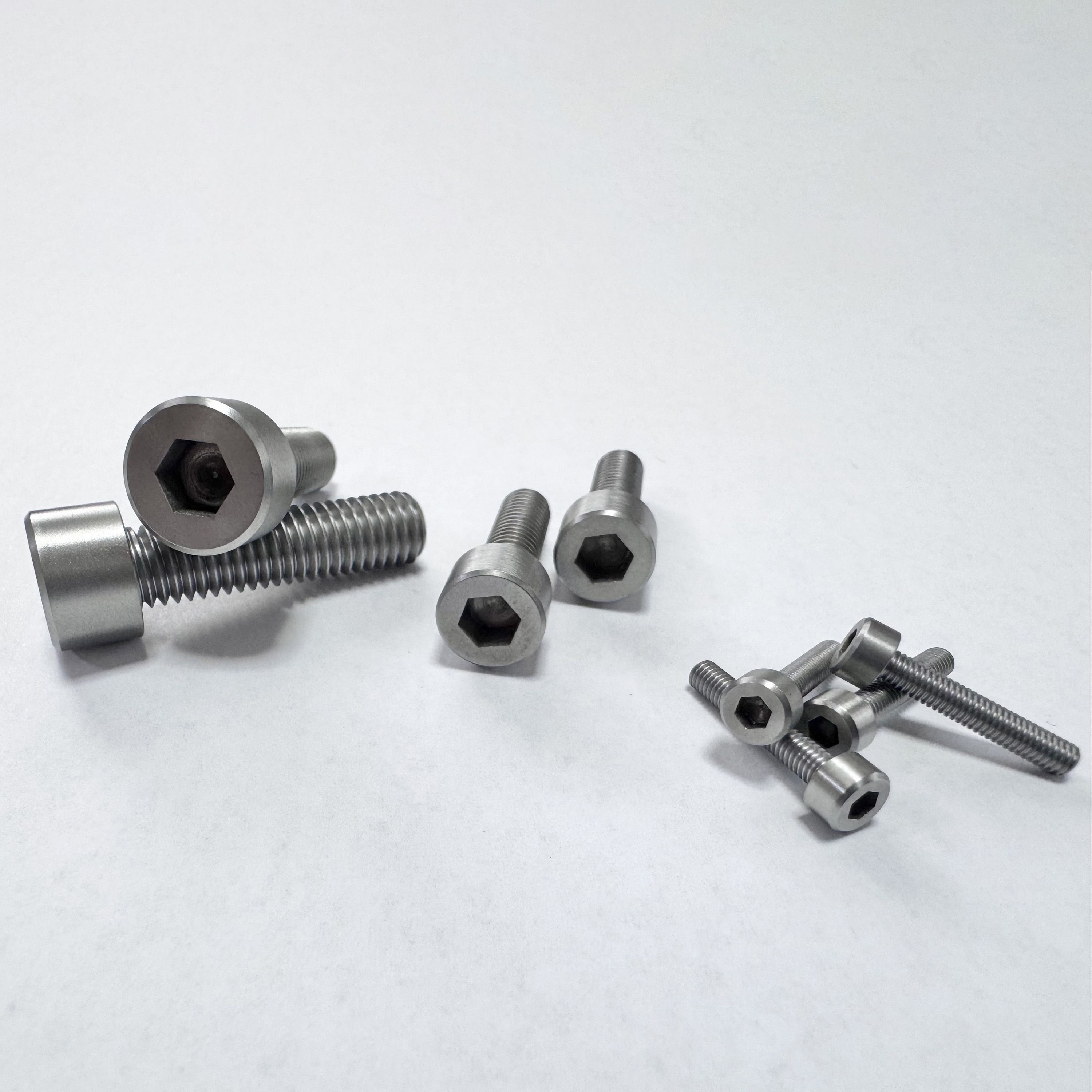 AMC3x10 モリブデン 六角穴付きボルト アローズ 呼びM3首下長10mm 1個(1個) AMC3x10