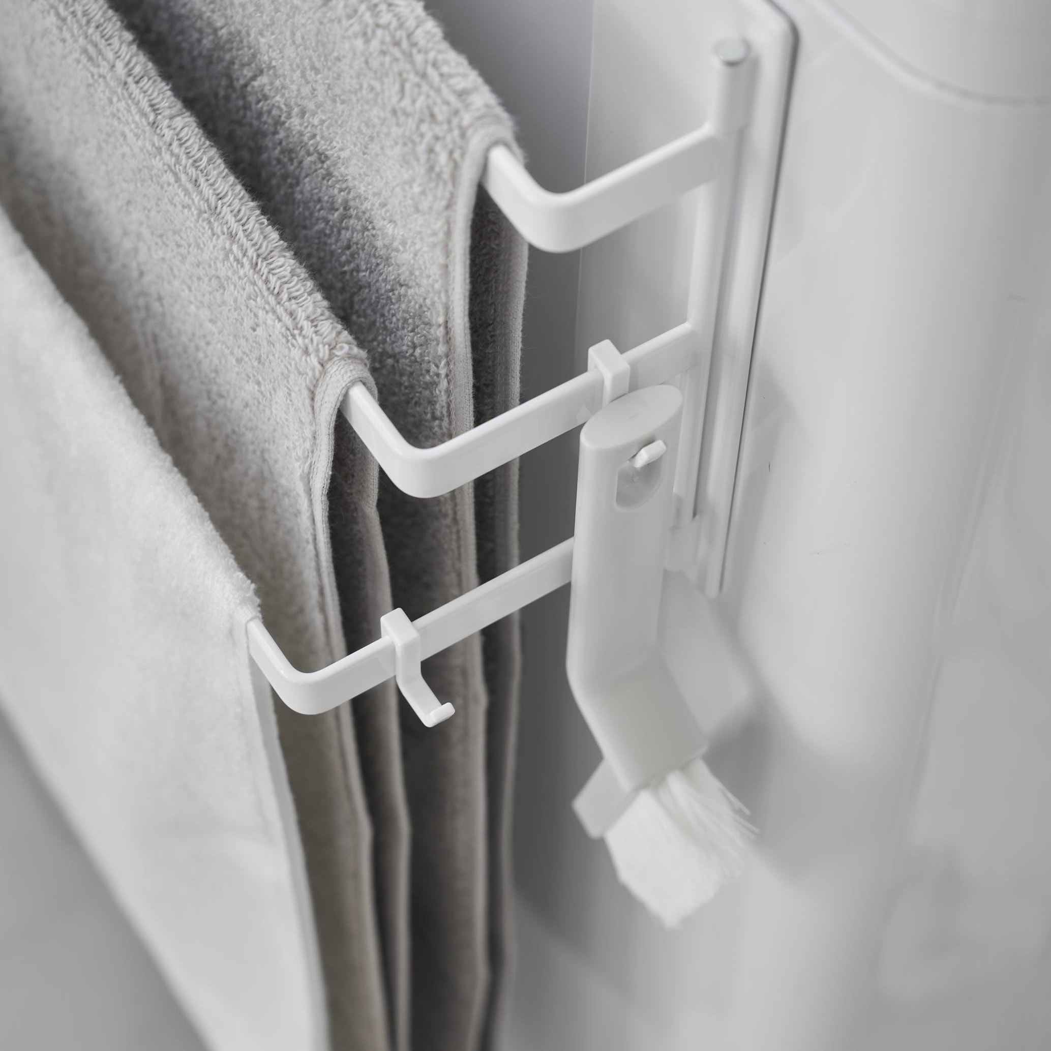 山崎実業 3796 洗濯機前マグネットタオルハンガー 3連 タワー ホワイト