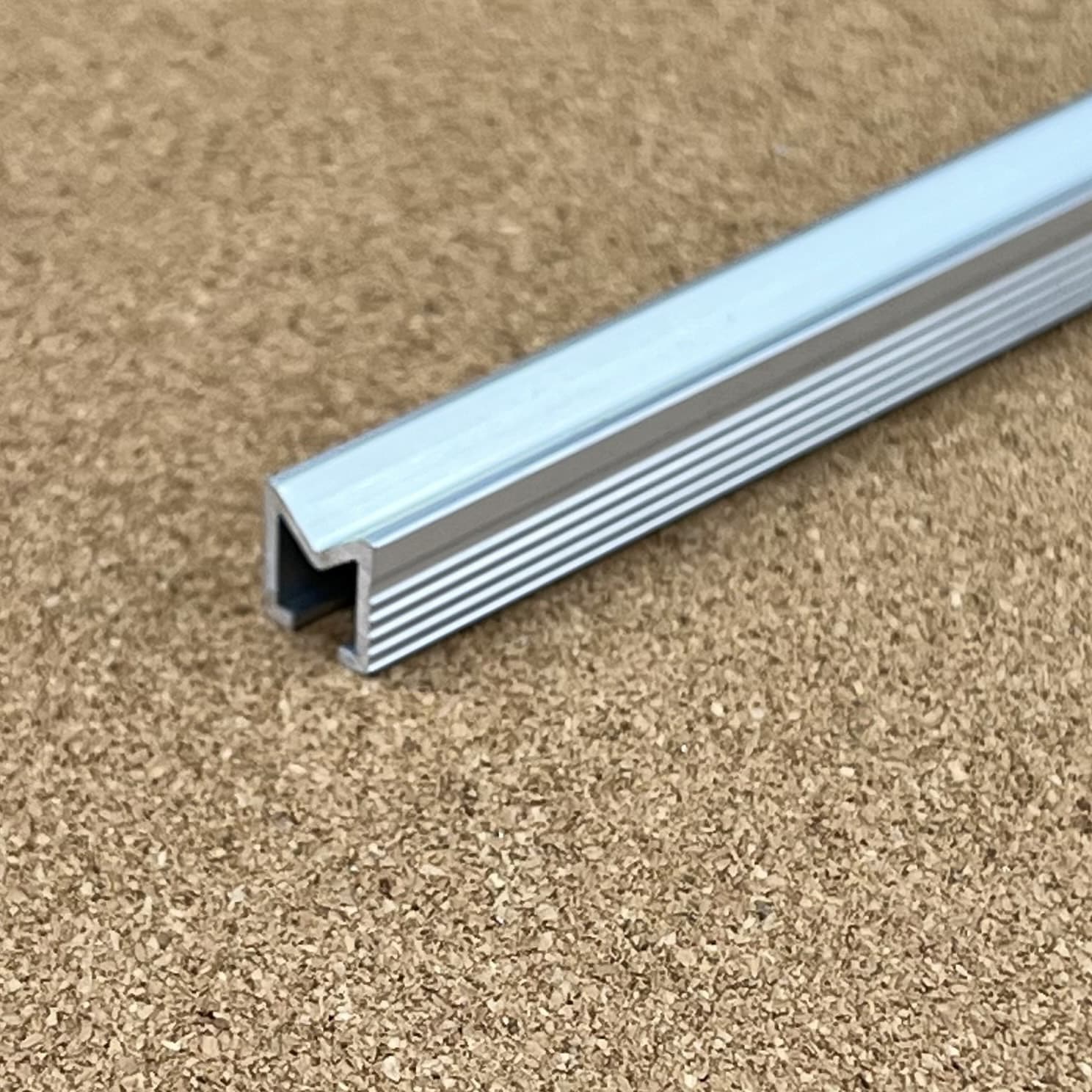 残り5セットくらいビシッとレールバーL880用 アルミバージョン再販の予定ありません。 アルミ 5ミリ家具堀込下レール シルバー(C) 1820｜スリーナイン島野