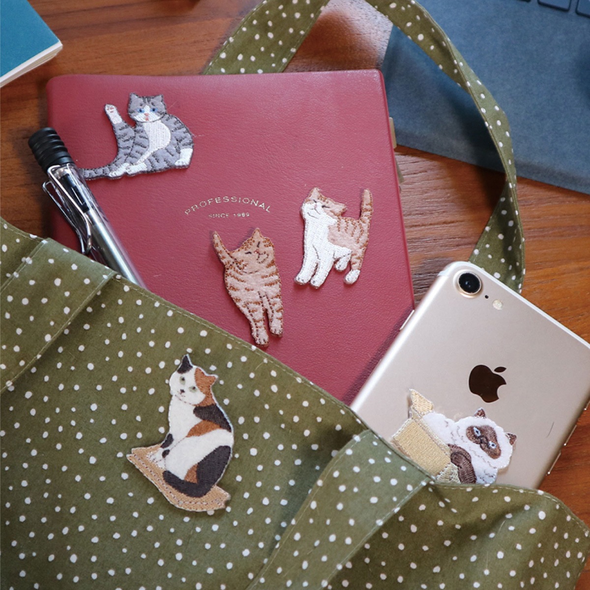 WNK-09 気ままなポーズの 猫ワッペン クラフトギャラリー 幅40mm高さ