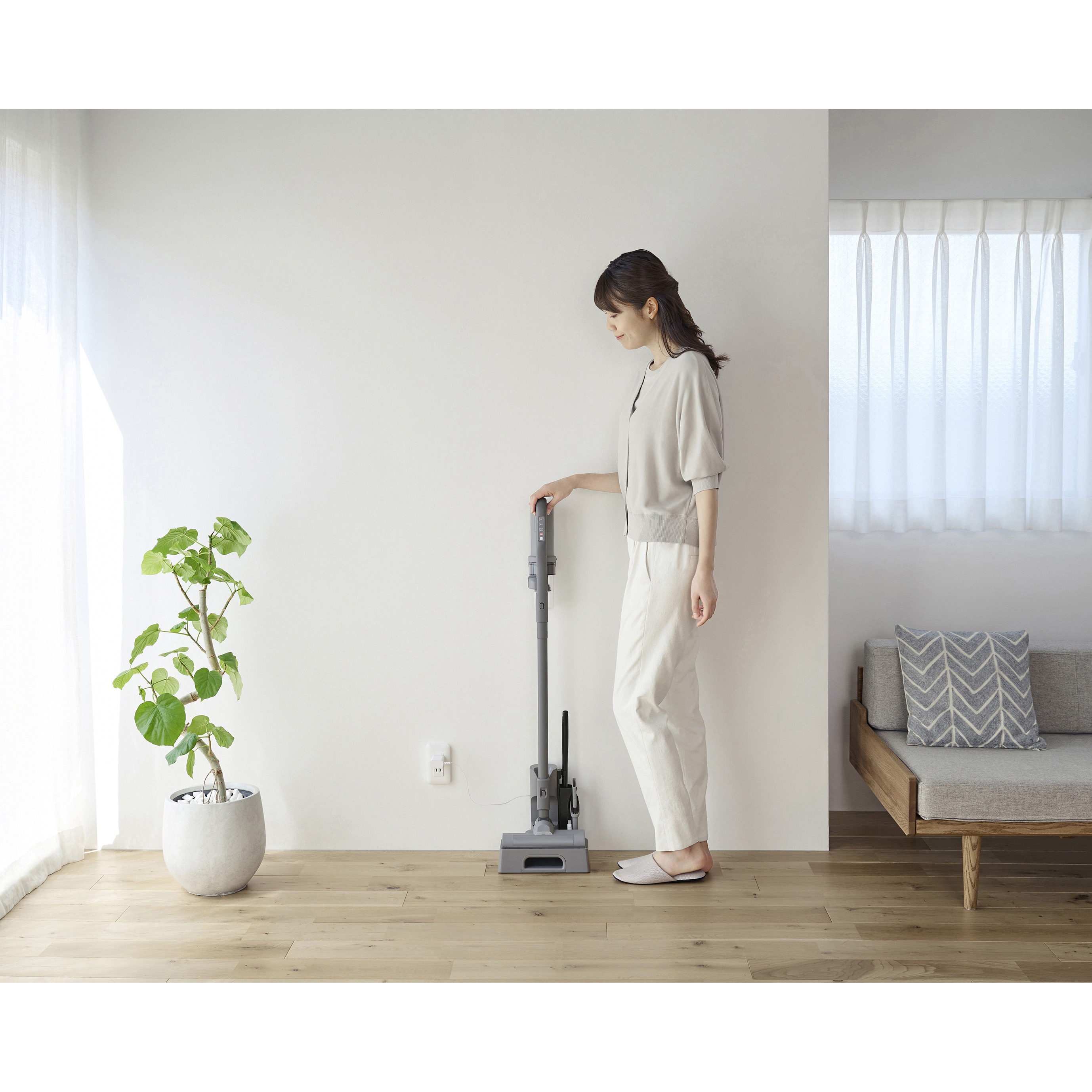 【新品】IRIS 軽量1.1kgスティッククリーナー （SCD-124P-H） SCD-124P-H 軽量!コードレス 充電式サイクロンスティック掃除機