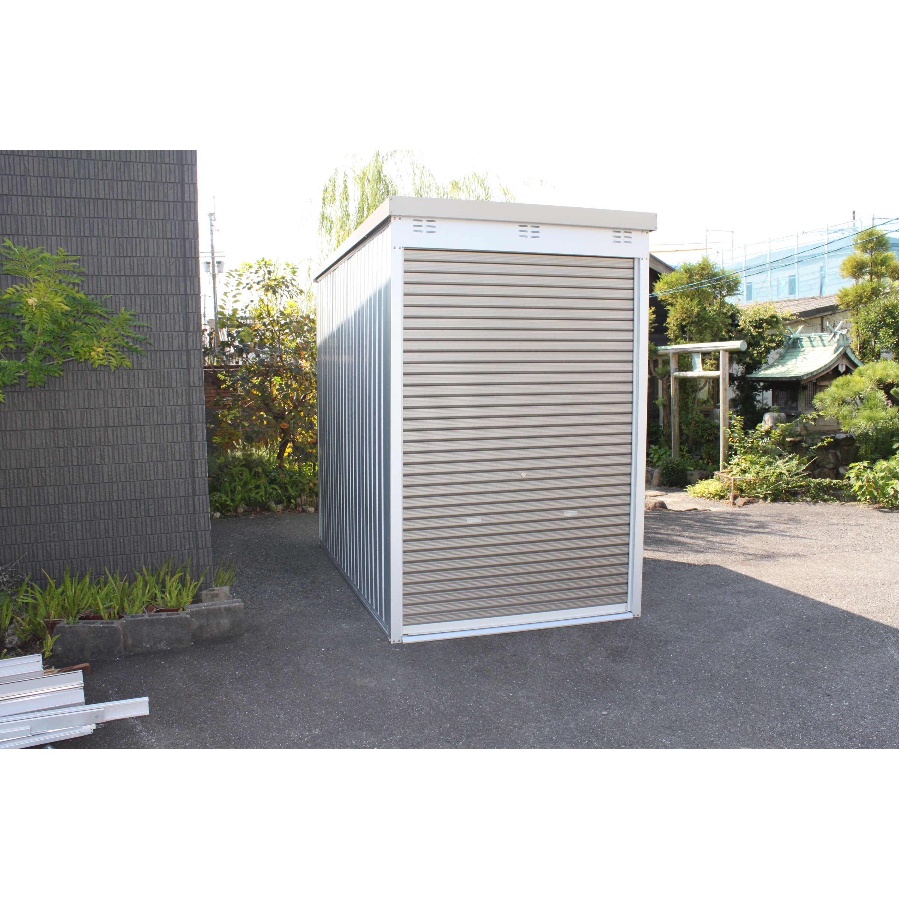 おしゃれ木目調シャッター付き物置ハウス