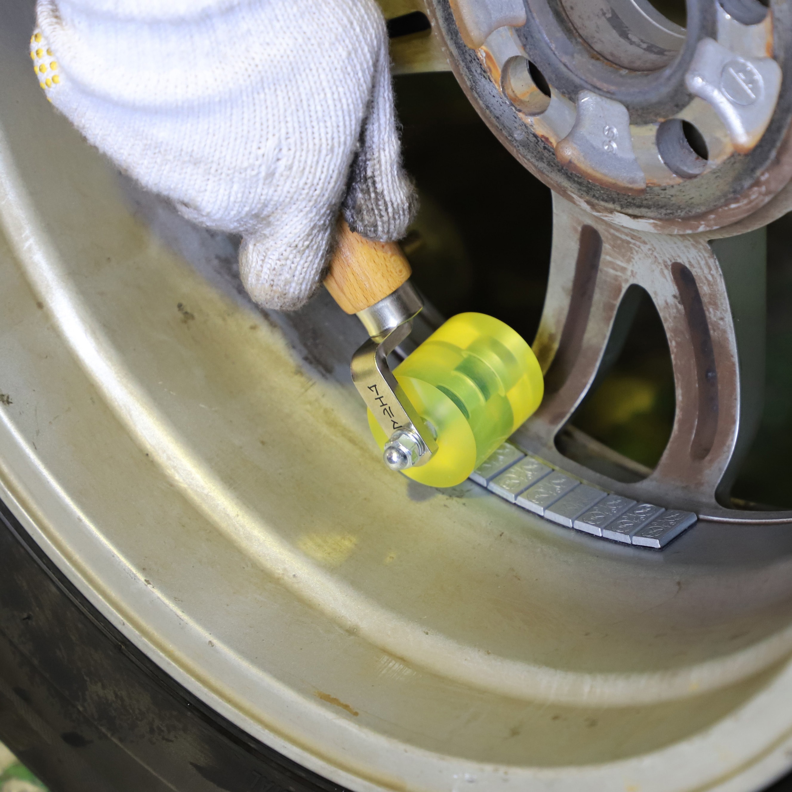 マルエム バランスウエイト 鉄製貼付ロールウエイト Fe-AL25G ダークグレー 5g×500pcs 2.5kg