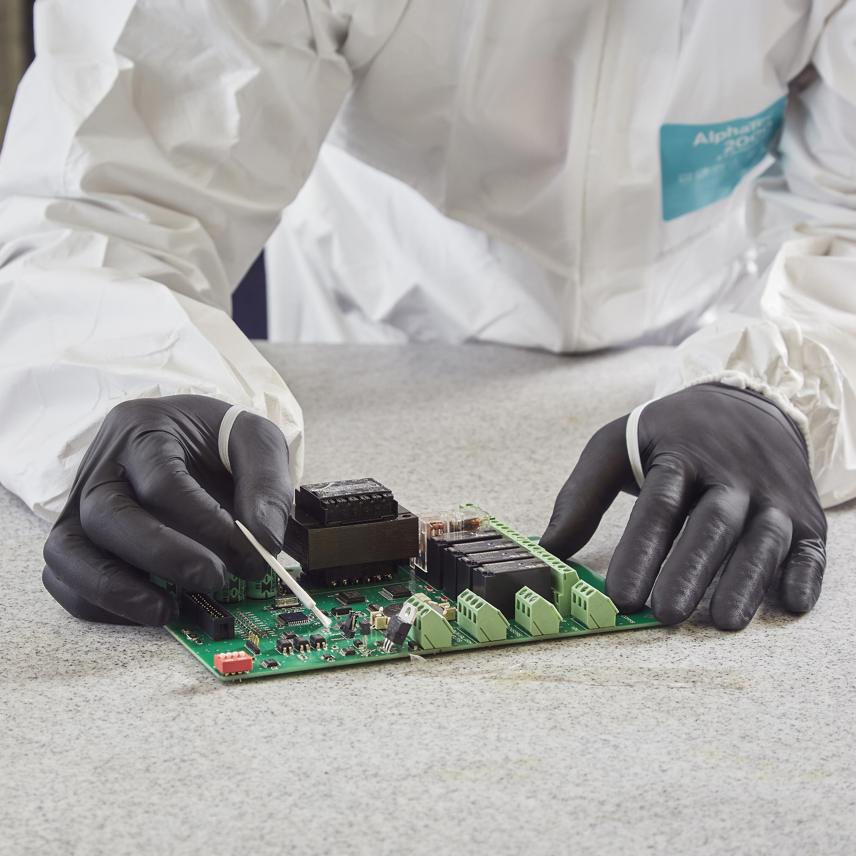 94-242-9 耐薬品・帯電防止ニトリルゴム使い捨て手袋 マイクロ