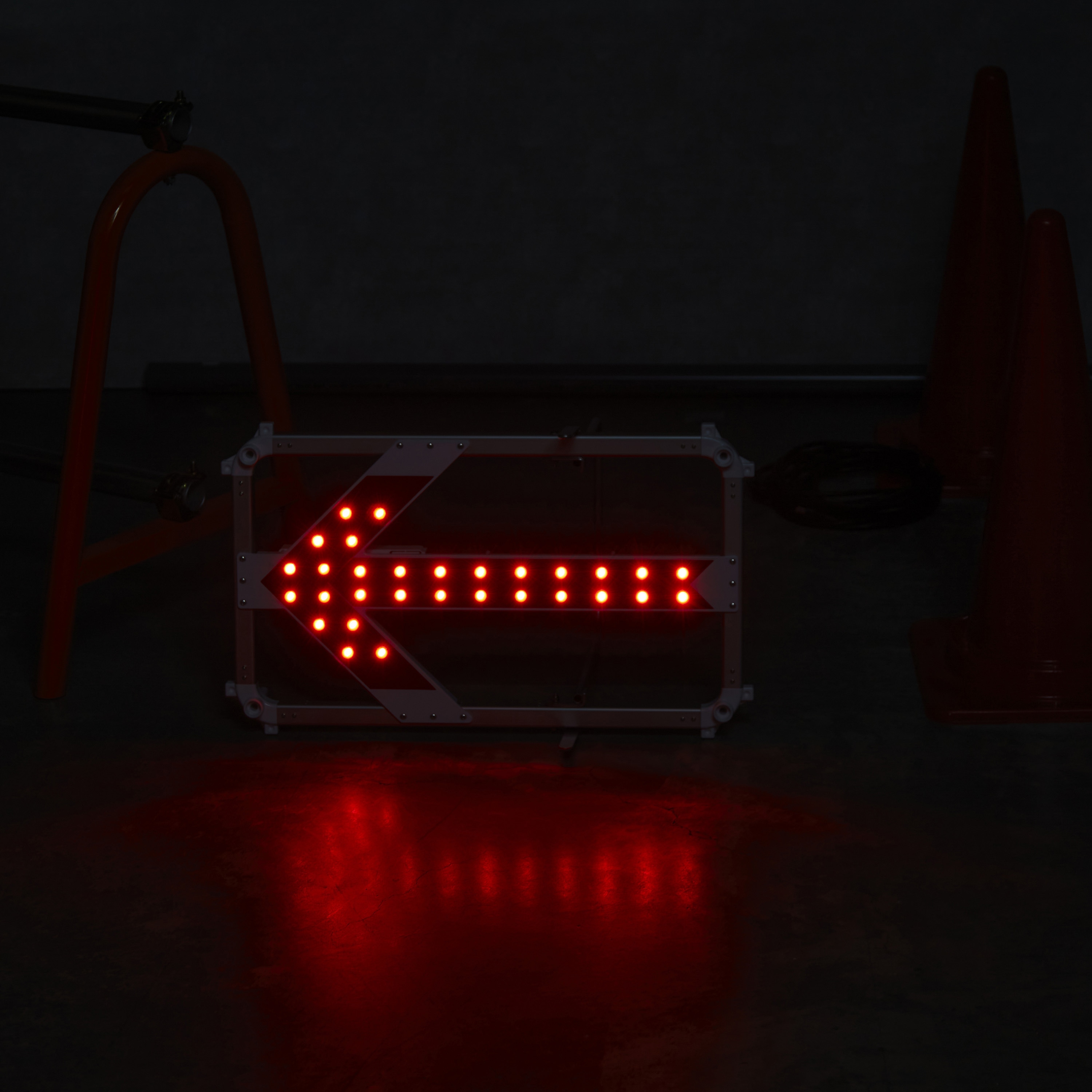 LED電光矢印板 楽天市場】風抜けタイプLED矢印板・450mm×756mm（ 赤点滅・流動/エアロ