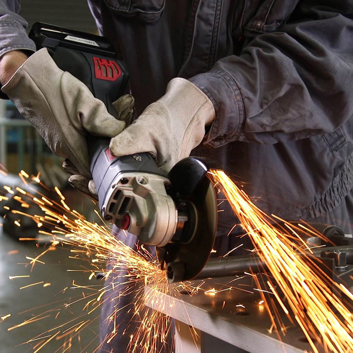 ディスクグラインダー//サンダーグラインダー/研磨機///マキタ