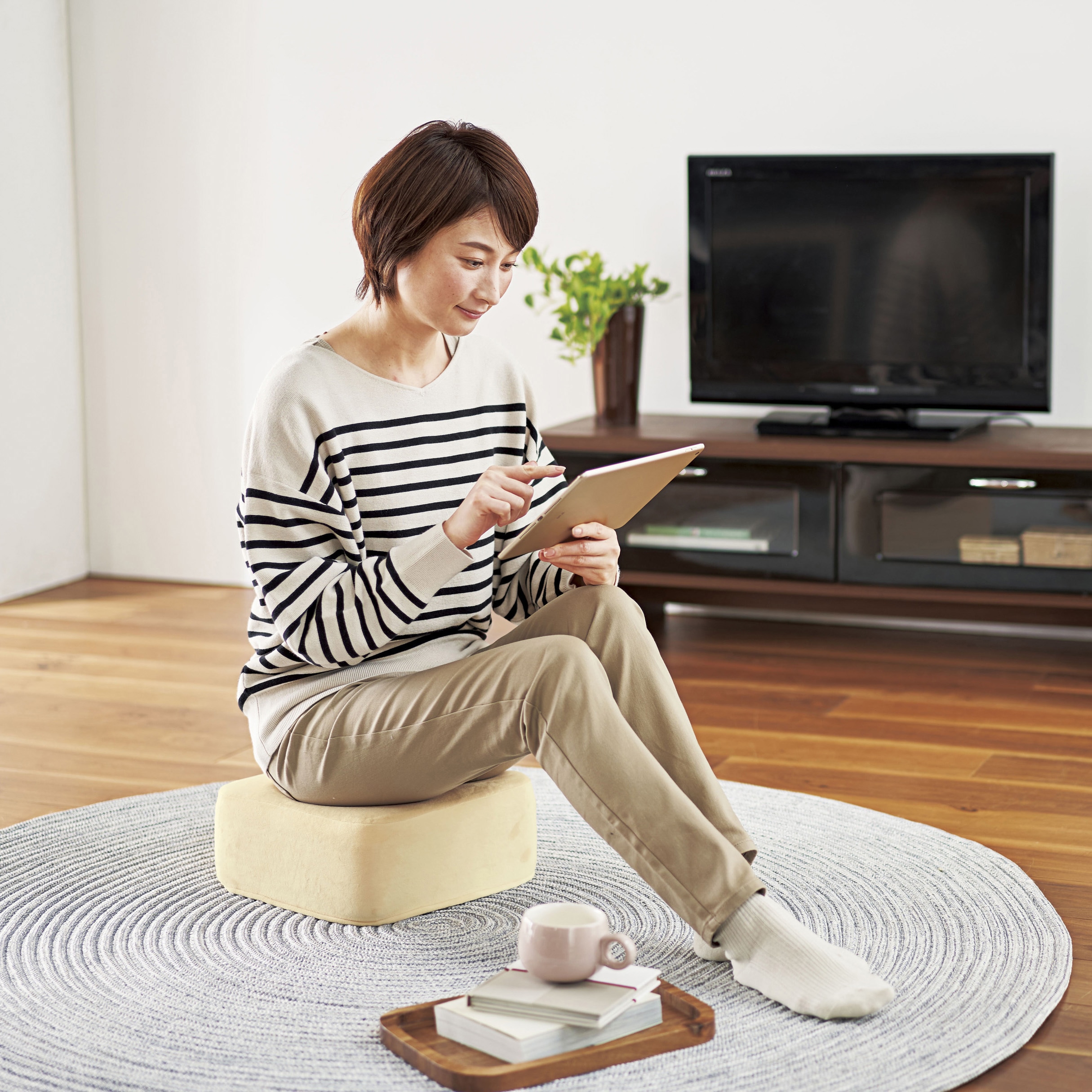 93057 アグリ スクエアクッション コジット クリームベージュ色 寸法