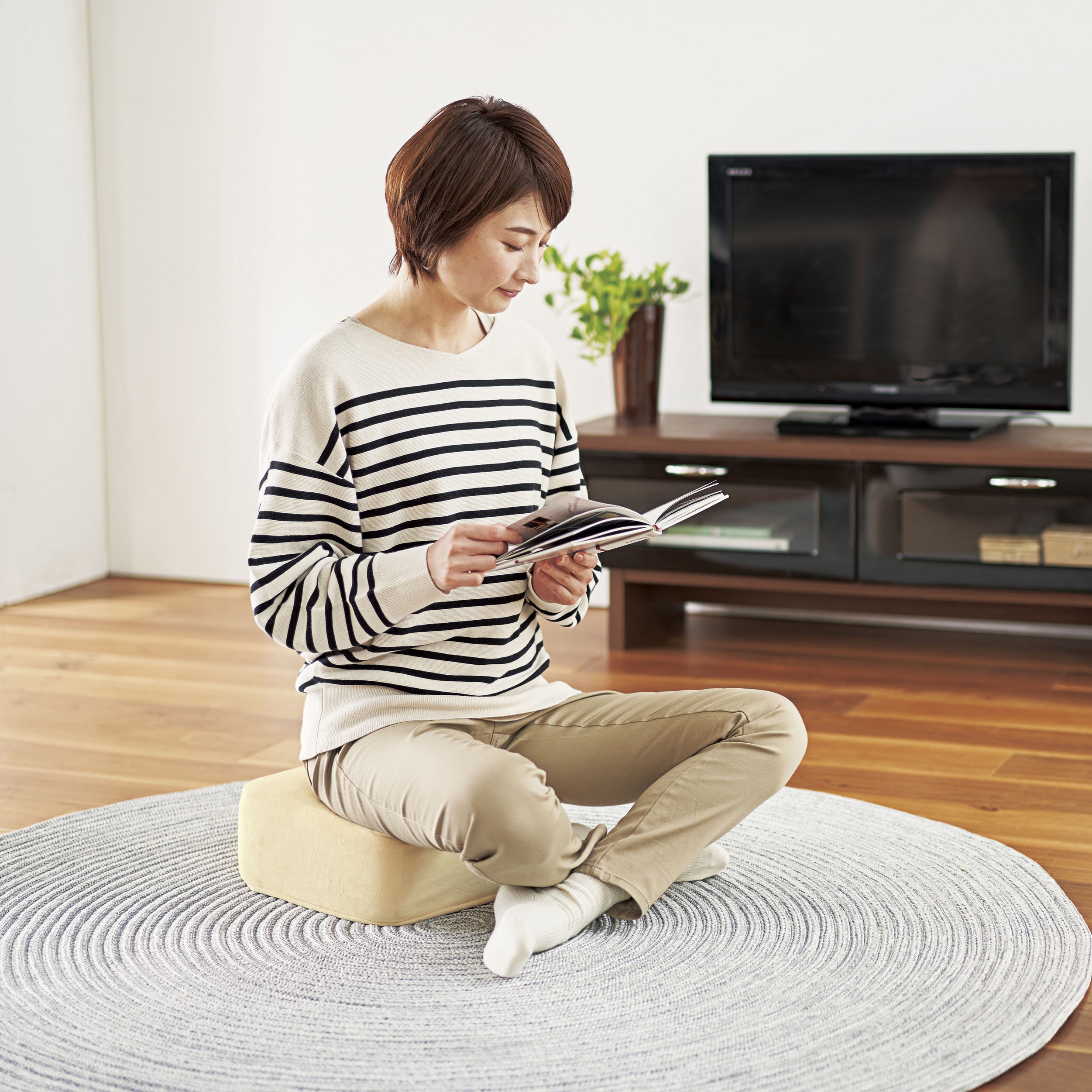 93057 アグリ スクエアクッション コジット クリームベージュ色