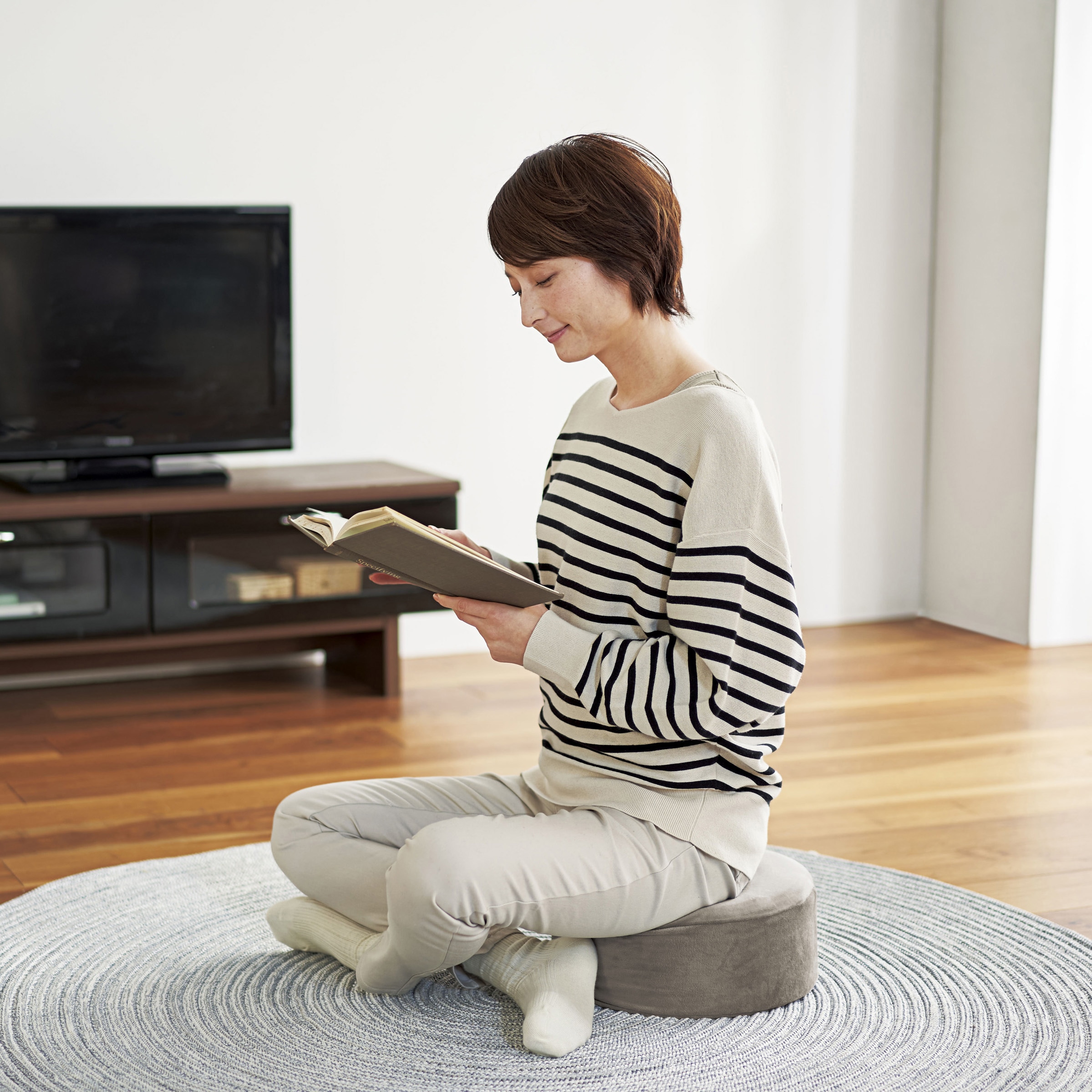 93067 アグリ ラウンドクッション コジット グレージュ色 寸法300×300