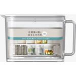 棚に収まる冷水筒 ホワイト 1.0L アスベル