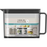 棚に収まる冷水筒 1.0L アスベル
