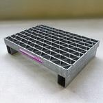 ユニバーサルデザイングレーチング スチール かさあげ式みぞぶた(可変勾配側溝) 歩道用(T-2) ハーフサイズ カワグレ