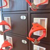 NPLM-304D/RED 【バンド赤】脱衣場向木目調パーソナルロッカー(3列4段) 仁張工作所 78086840