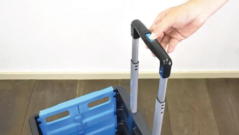 ハンドルの持ち手に付いているPUSHボタンを押しながら引き上げる