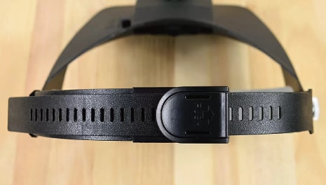 頭のサイズに合わせてベルトを調整できます。