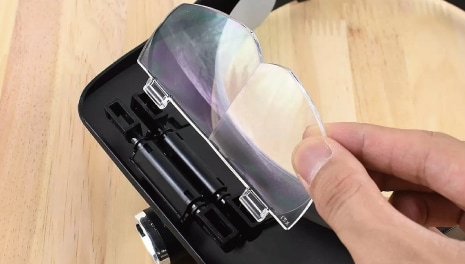 レンズは倍率が1.2／1.8／2.5／3.5倍の合計4枚入りで、レンズを差し込む穴が2つあるのでレンズを組み合わせることで倍率をあげることも可能です。