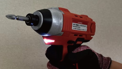 手元を照らしてくれるライト付き
