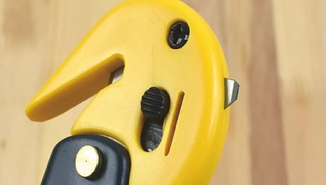 ツマミをスライドさせると短い刃を出せるので梱包されたテープのカットに使用できます