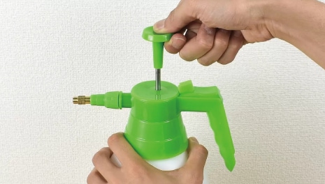 容器に水や薬品を入れて蓋をしたあと、容器上部についているポンプを30回を目安に上下にポンピングします。