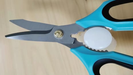 ハンドルの内側でのフタの開封例