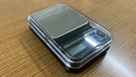 本体の保護カバーが軽量皿代わりにもなるため、実際はタテヨコ6.5×10cmまで軽量皿に載せることが可能です。