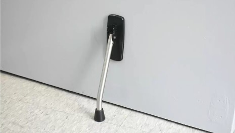 ドアをしっかりストップさせるには棒が地面と垂直になるように設置してください
