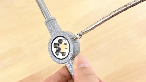 穴を開けた鉄鋼材にタップをはめてハンドルを回転させれば、“めねじ”加工が出来上がります。