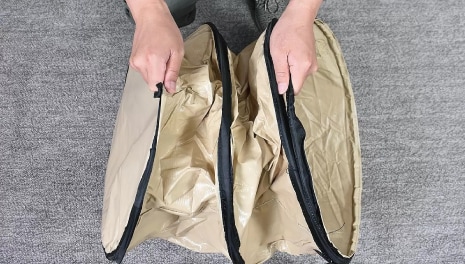 留め具を外して広げる