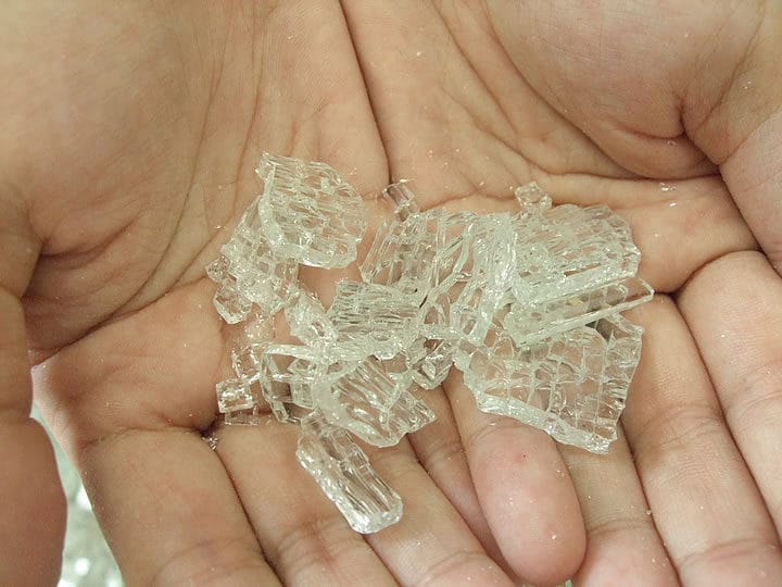 強化ガラスの破片