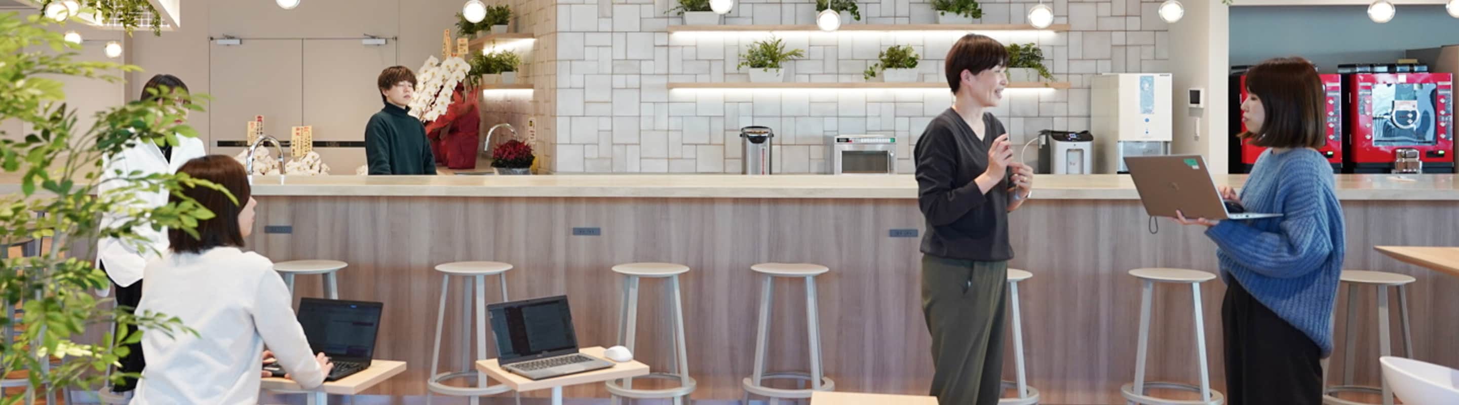 複数の従業員がオフィスでくつろいでいる様子