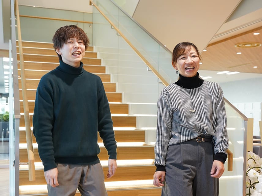 微笑んでいる従業員2人