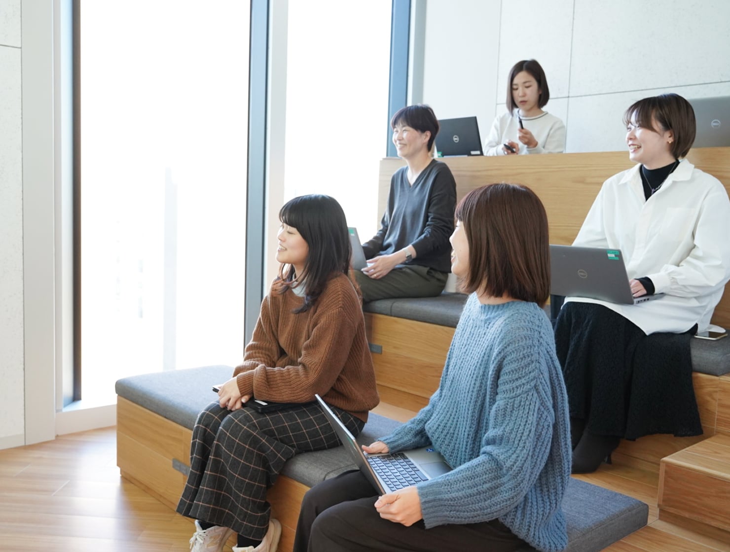 複数人が微笑んで話し合っている