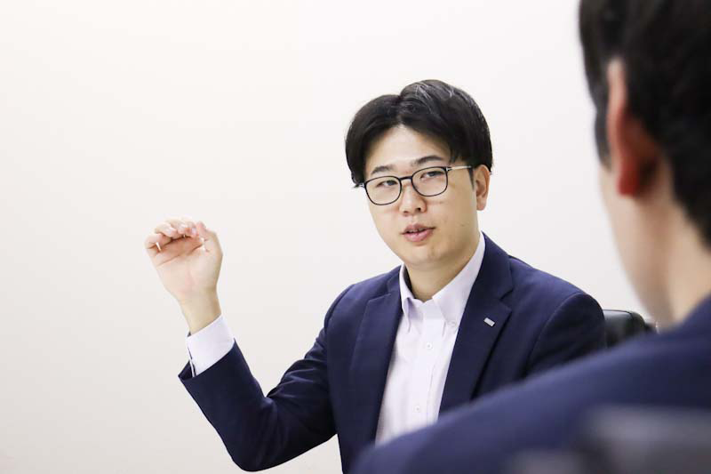 染谷 亮二郎様 対談の様子1