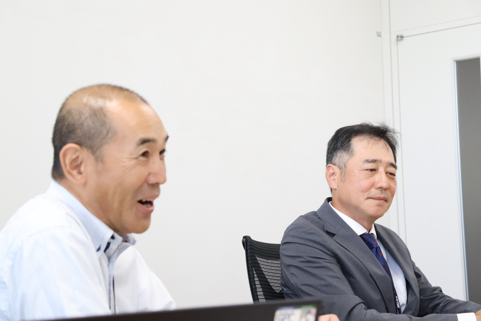 松本様と吉田様がインタビューに答える様子