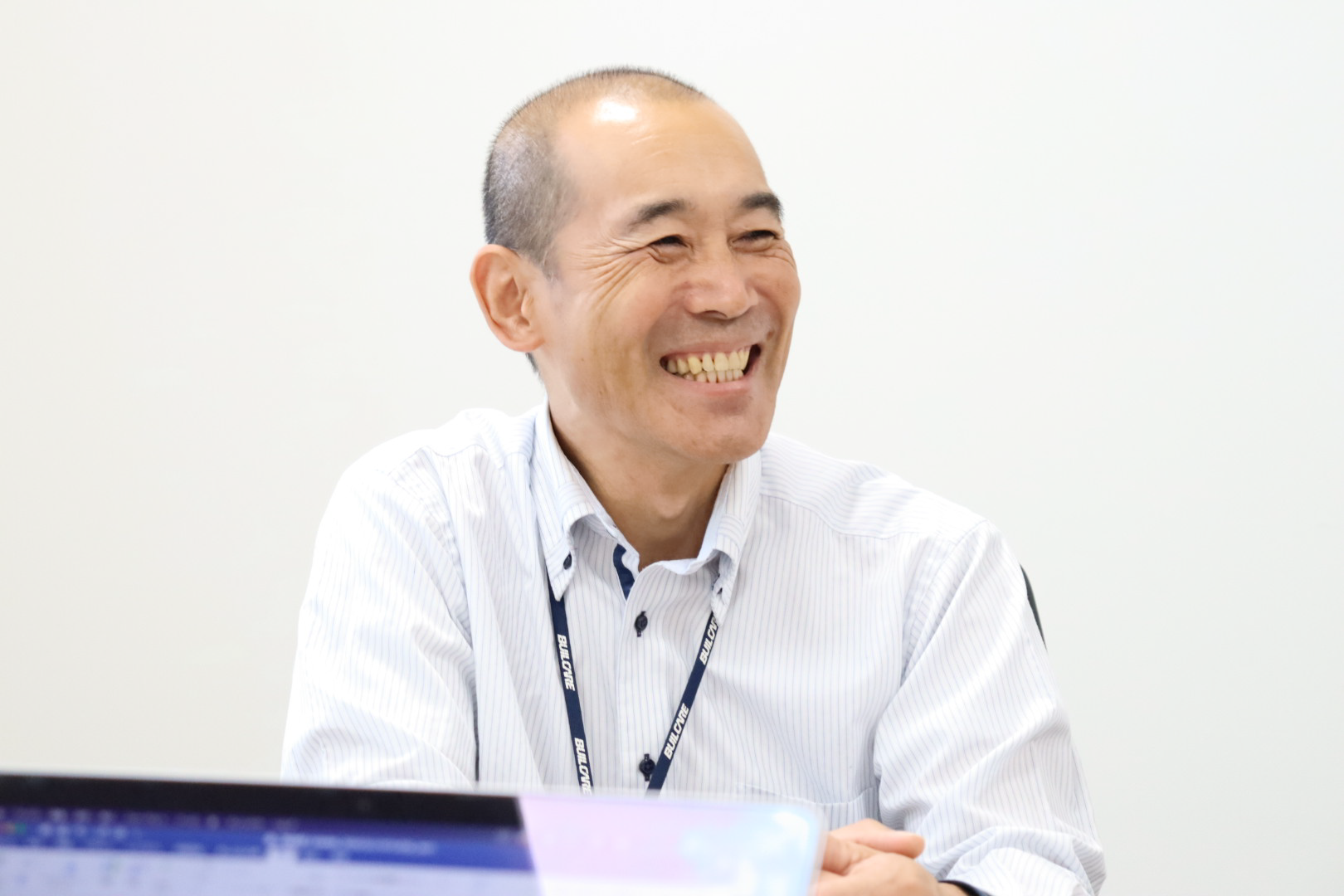 松本様がインタビューに答える様子