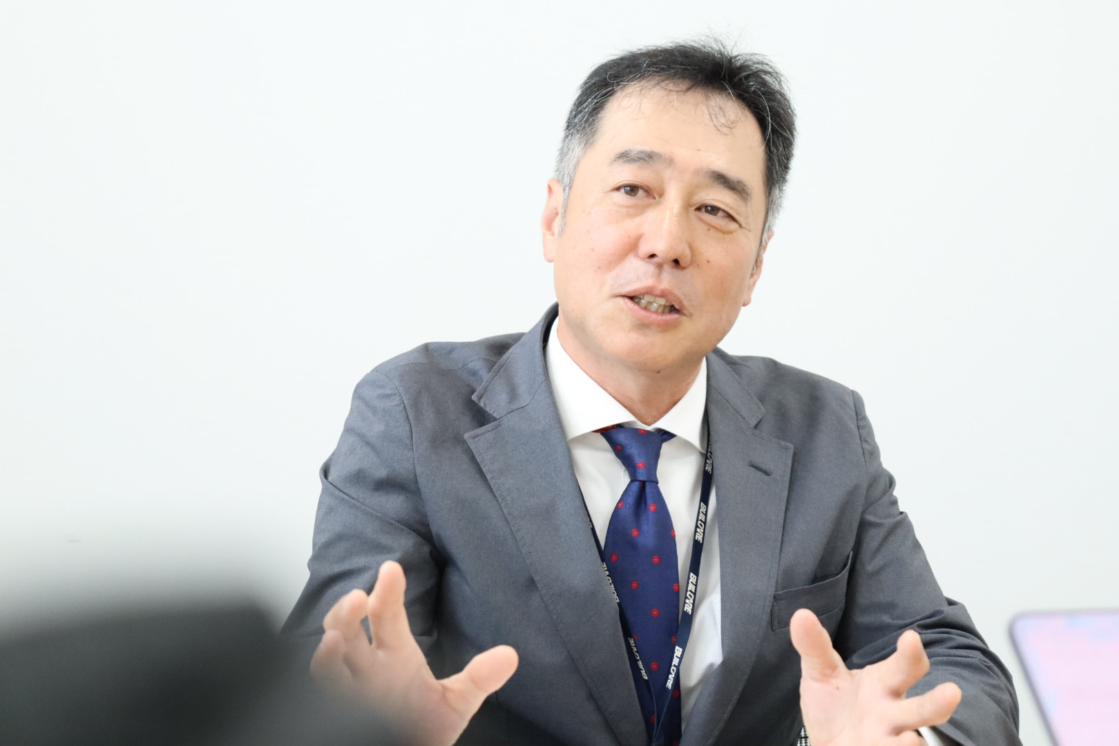 吉田様がインタビューに答える様子