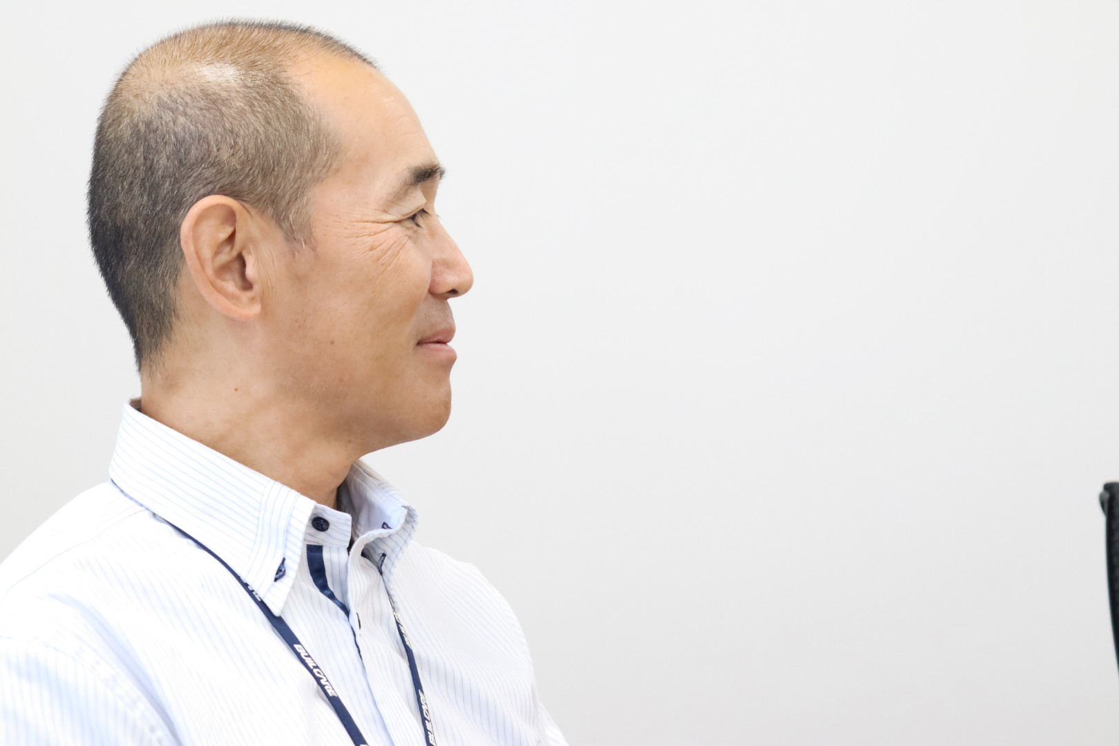 松本様が質問を聞いている様子