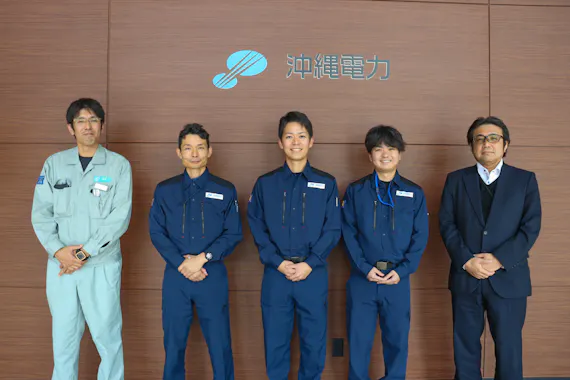 沖縄電力株式会社 送配電本部 電力流通部 送電グループ グループ長 嶺井政智様（右） 山城貴幸様（右から2番目） 主任 八幡裕人様（中央） 主任 外間裕己様（左から2番目） 株式会社沖電工 電力社会インフラ部 送電保修課 係長 赤嶺芳明様（左）