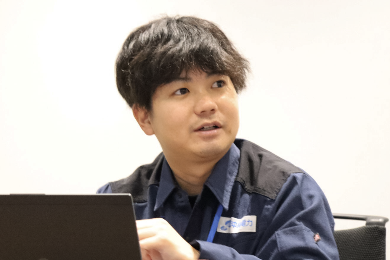 山城様がインタビューに答える様子