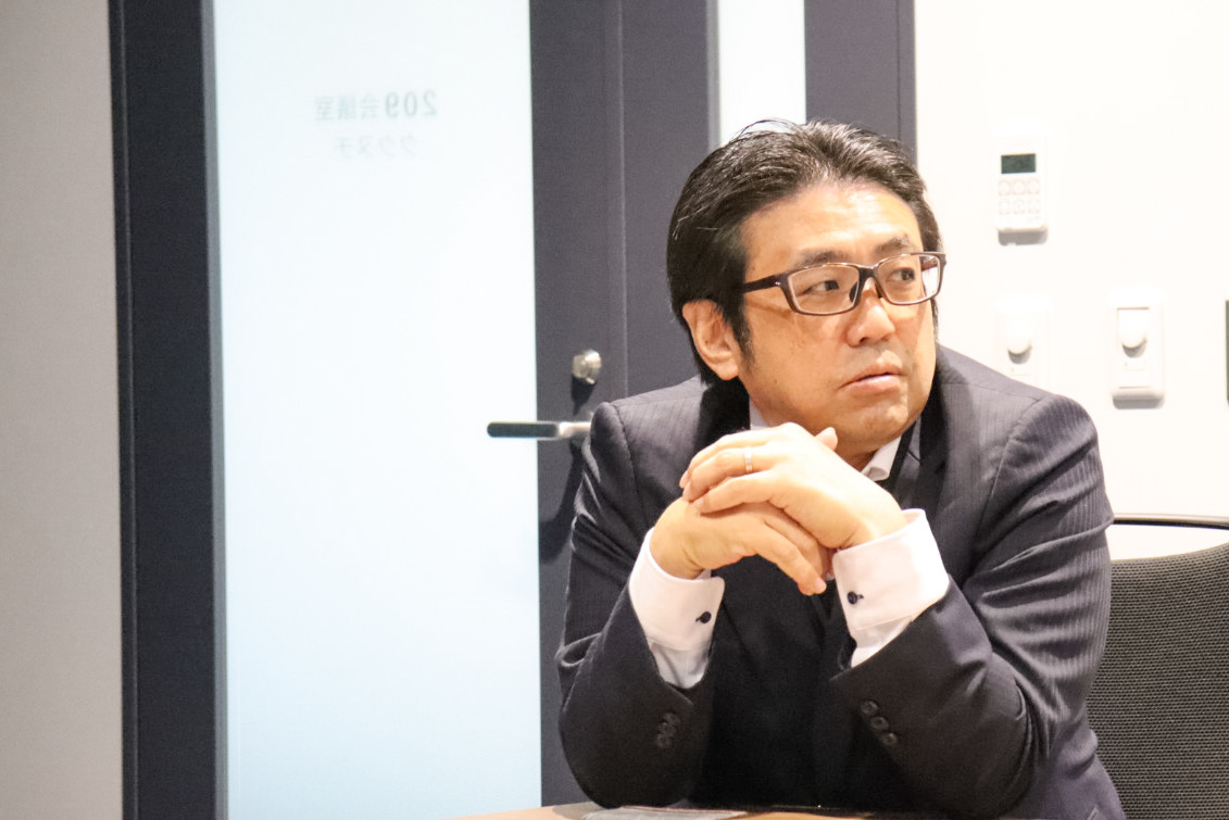 嶺井がインタビューに答える様子